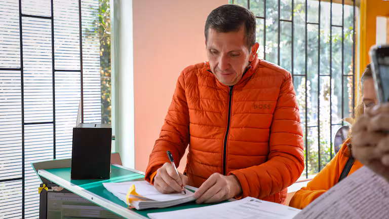 Cuestionan al alcalde de Chía por millonaria indemnización en contrato de alumbrado público