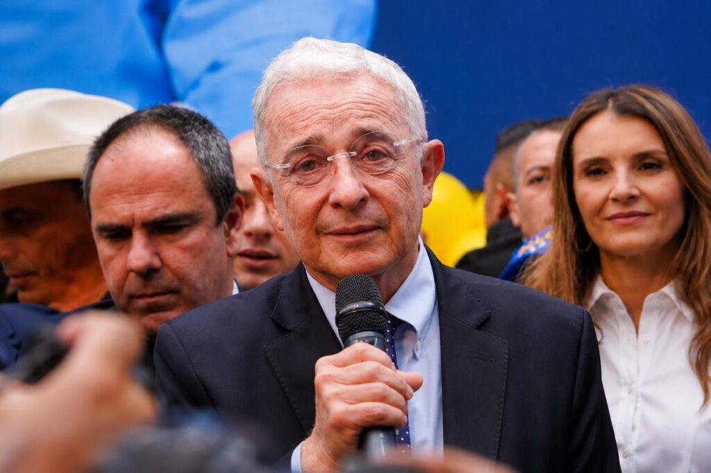 El otoño del patriarca, Álvaro Uribe Vélez