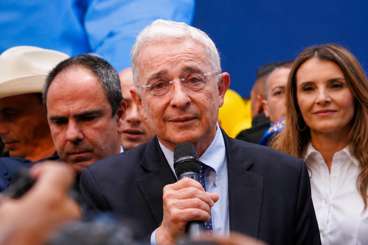 El otoño del patriarca, Álvaro Uribe Vélez